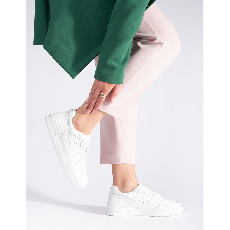 Vita sneakers på plattformen 1