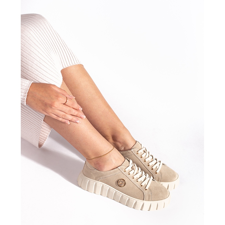 Ljusbeiga platåskor gjorda av mockaläder beige 2
