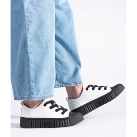 Vita och svarta low-top sneakers gjorda av naturligt läder 1