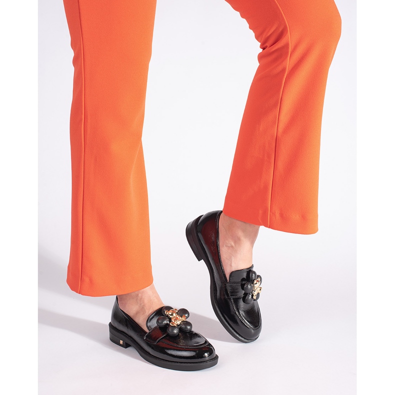 Svarta patent loafers för kvinnor med en nallebjörn 2