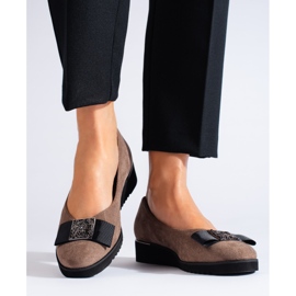 Mörkbeige pumps i mocka med låg wedge från Shelovet 1