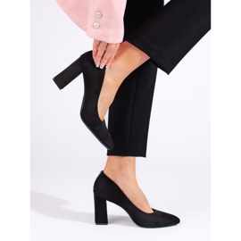 Svarta pumps i mocka med tjock klack från Sergio Leone 2