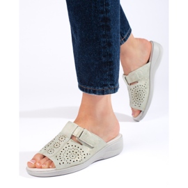 Genombrutna flip-flops för kvinnor med en bekväm kil grå 1