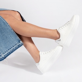 Vita sneakers på plattformen 2