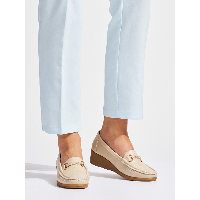 Beige dam wedge loafers med gulddekor 1