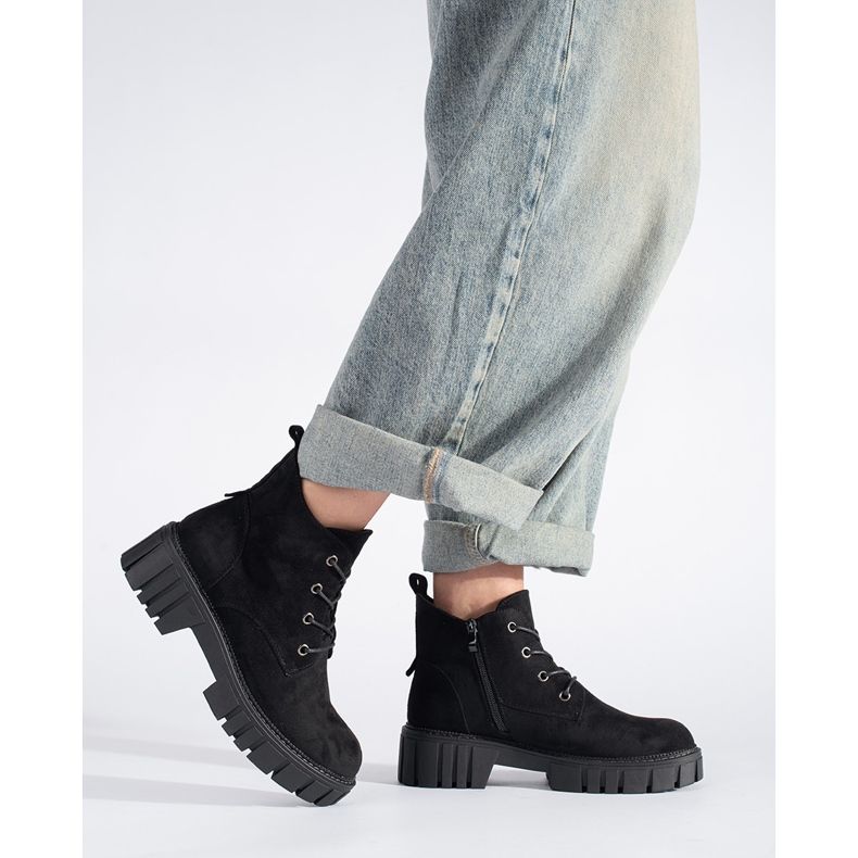 Svarta stövlar i mocka med snörning från Sergio Leone 1