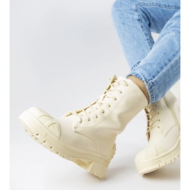 Ljusbeiga stövlar med tjockare sula från Manara beige 1