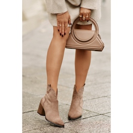 Cowboystövlar på hög klack isolerade gjorda av ekomocka Vinceza 58345 mörkbeige 2