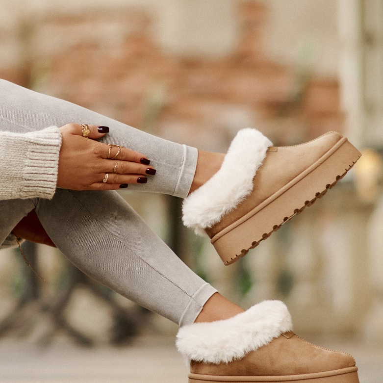 Snowboots med en låg ovandel med päls på plattformen Eco Suede Camel Neathoria brun 2