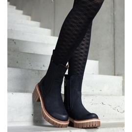 Svarta massiva platåkängor med skavsår från Sholla 1