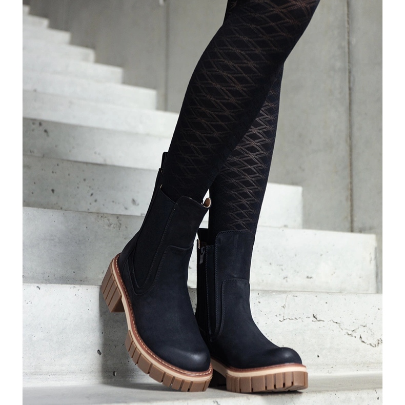 Svarta massiva platåkängor med skavsår från Sholla 1