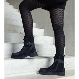 Svarta isolerade vandringskängor med skavsår och knäband 1