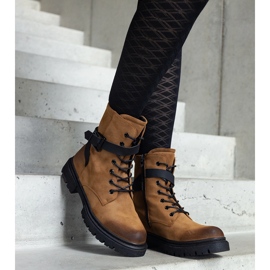 Bruna isolerade vandringskängor med skavsår och knäband 1