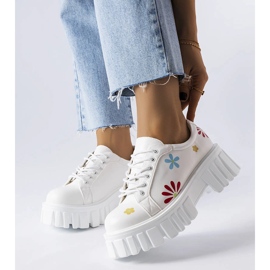 Vita brogues dekorerade med Tvillingblommor 1