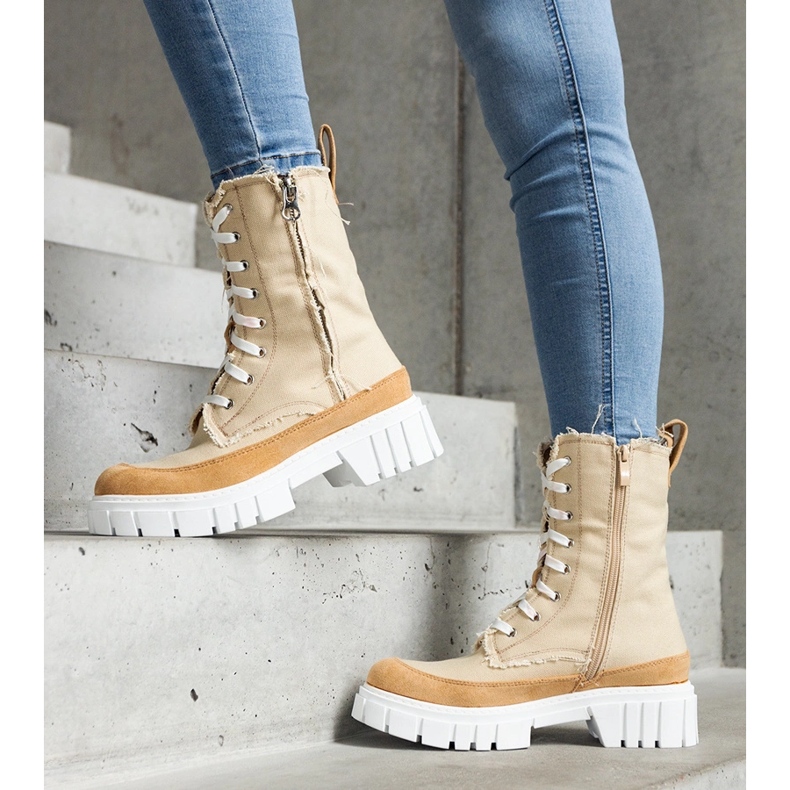 Beige isolerade Crispiero stövlar 1