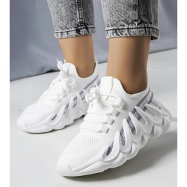 Vita sneakers på en fashionabel Beth-sula 1