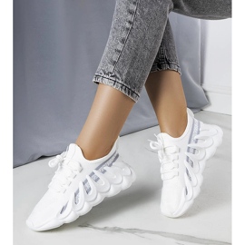 Vita sneakers på en fashionabel Beth-sula 2