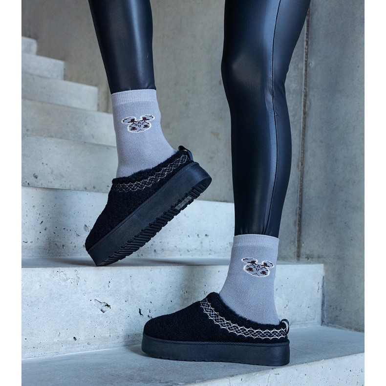 Svarta plattformssnöskor med en låg ovandel och ett broderat Greene-mönster 1