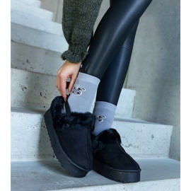 Svarta platåtofflor dekorerade med päls och med ett elastiskt band vid hälen, Frank 1