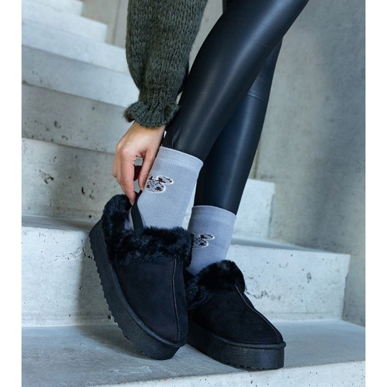 Svarta platåtofflor dekorerade med päls och med ett elastiskt band vid hälen, Frank 1