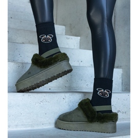 Gröna platåtofflor dekorerade med päls och med ett elastiskt band vid hälen, Frank 1