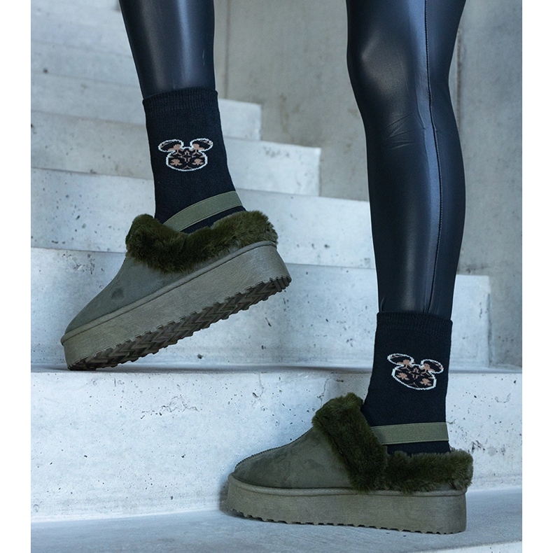 Gröna platåtofflor dekorerade med päls och med ett elastiskt band vid hälen, Frank 1