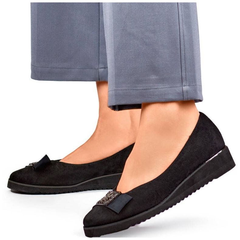 Damskor i mocka med kil och dekoration, svart GD-FL766A-B 1