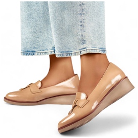 Damskor, lackerade med kil, beige 24-58266BE 1