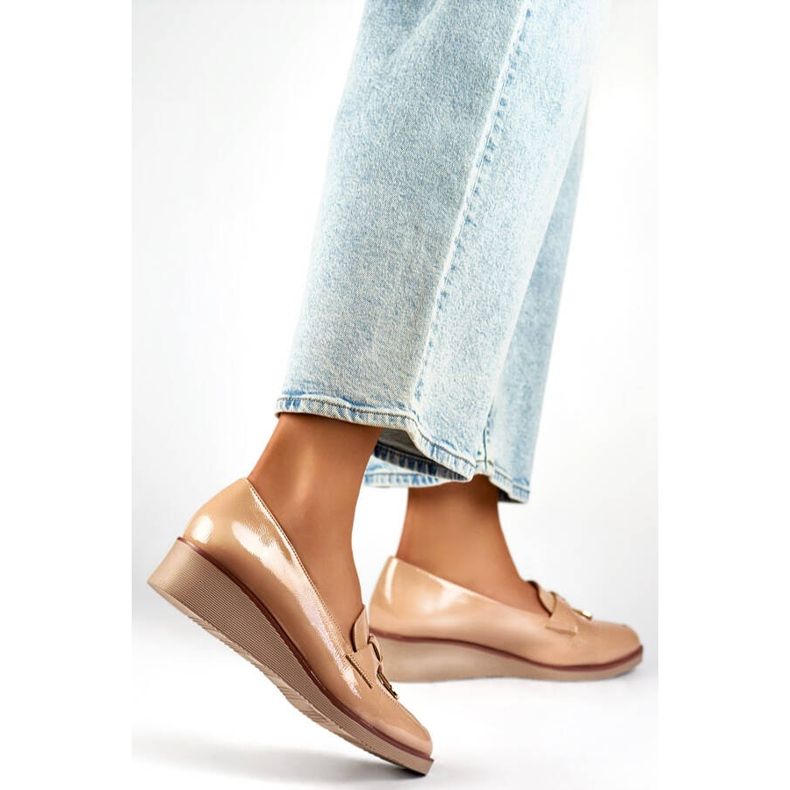 Damskor, lackerade med kil, beige 24-58266BE 2