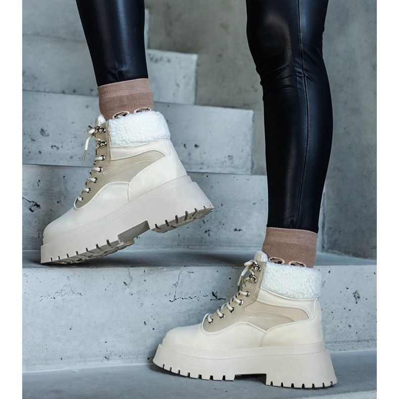 Beige sneakers med tjock sula och päls från Best 1