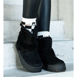 Svarta plattformssnöskor i ekomocka dekorerade med päls från Peters 1