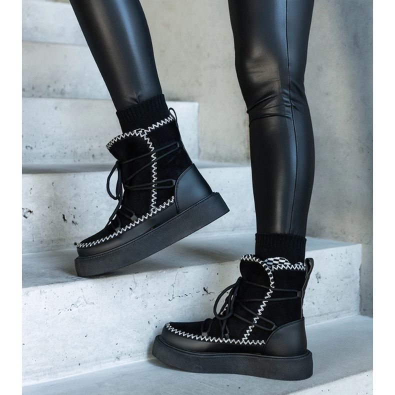 Svarta snöstövlar med snören dekorerade med Mckenzie-broderier 1