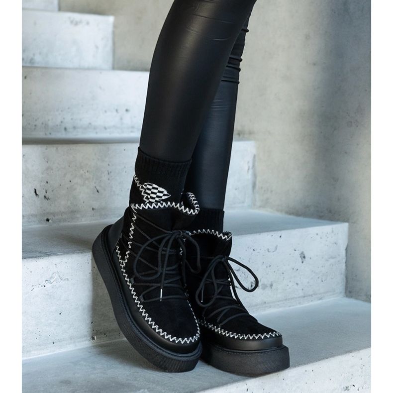 Svarta snöstövlar med snören dekorerade med Mckenzie-broderier 2