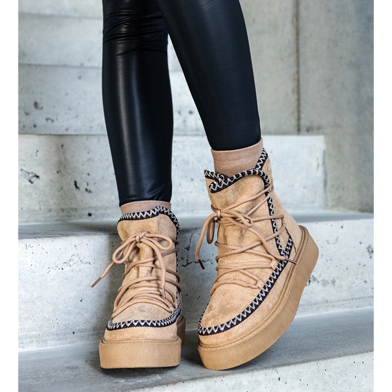 Beige snöstövlar med snörning dekorerade med Mckenzie-broderier 1