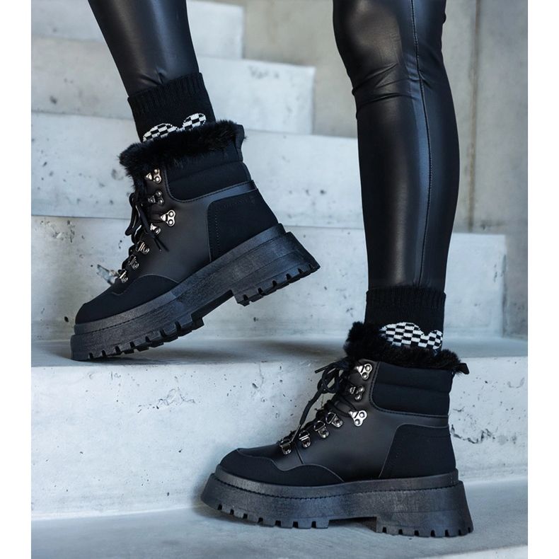 Svarta massiva platåkängor med päls från Estrada 1