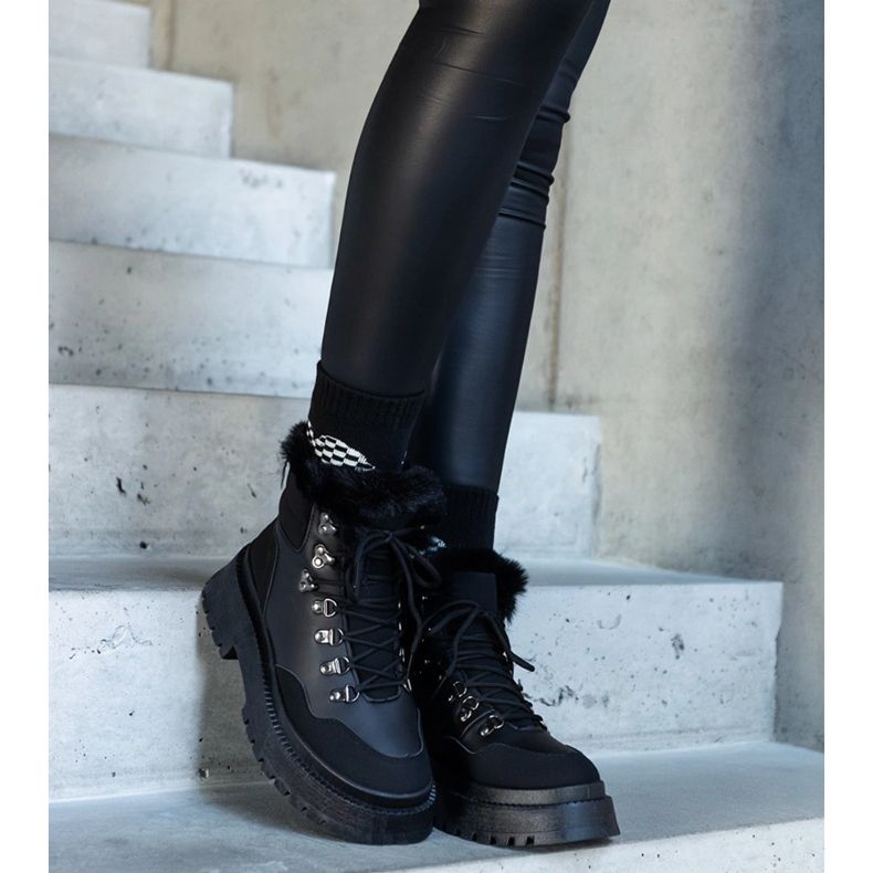 Svarta massiva platåkängor med päls från Estrada 2