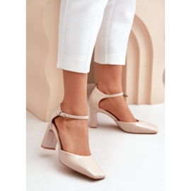 Beige Emindria Lackläderpumpar på hög klack 2