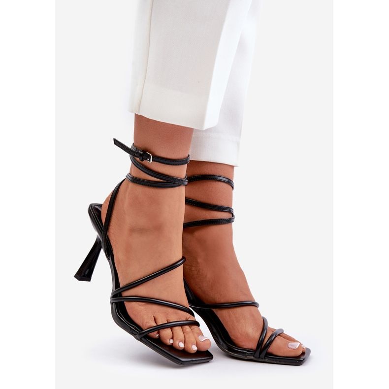 Snygga högklackade sandaler med remmar Svart Saredi 1