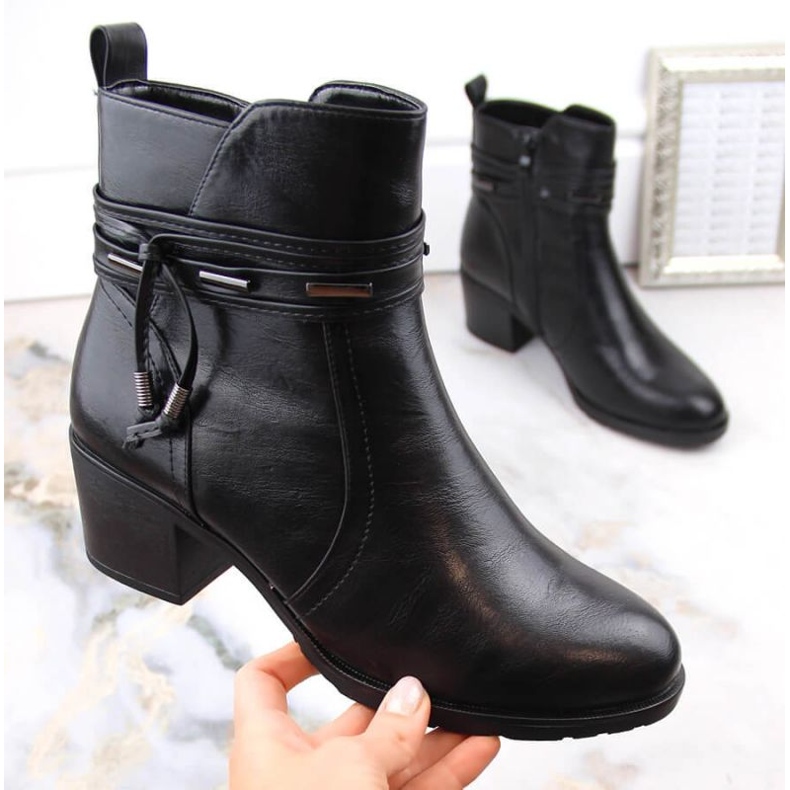 Isolerade högklackade ankelboots med dekoration Jezzi W JEZ415A, svart 1