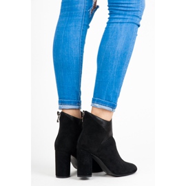 Vices Stövlar på ett inlägg svart 1