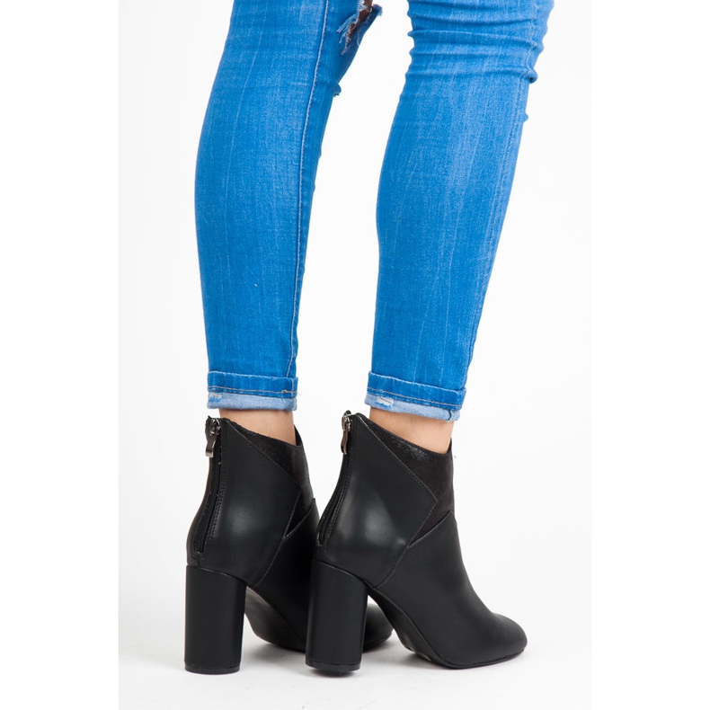 Vices Stövlar på ett inlägg svart 1