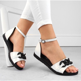 Vinceza W JAN309B platta sandaler med kedja, vit 1