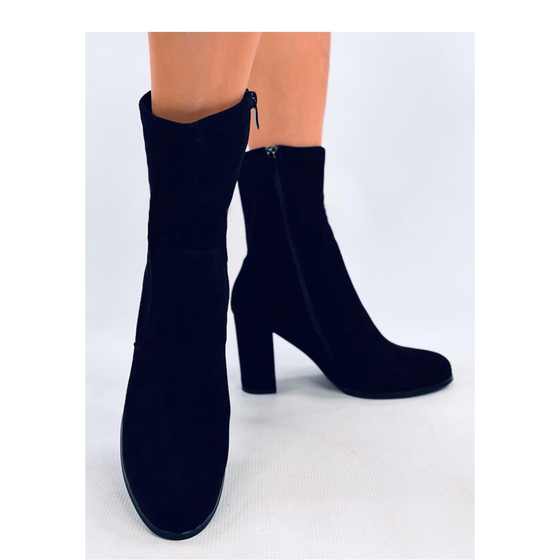 Poulter Svarta stövlar i mocka - Inello 2