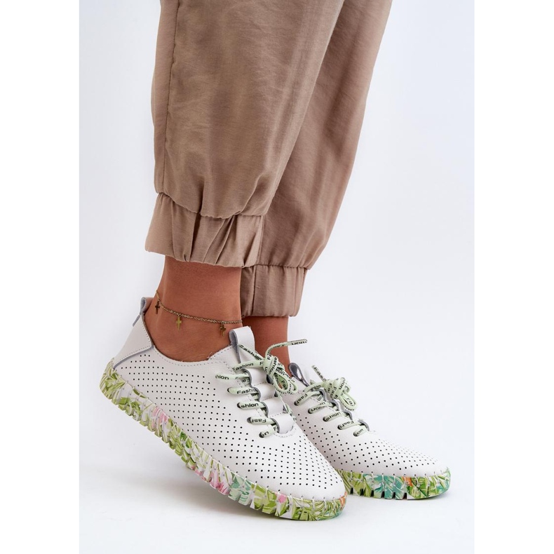 Skor Modell 24PB32-6902 Vit 1