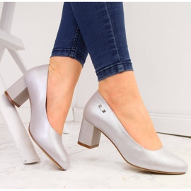 Silverpärlpumps för kvinnor på en dekorativ högklackad klack från Sergio Leone 1