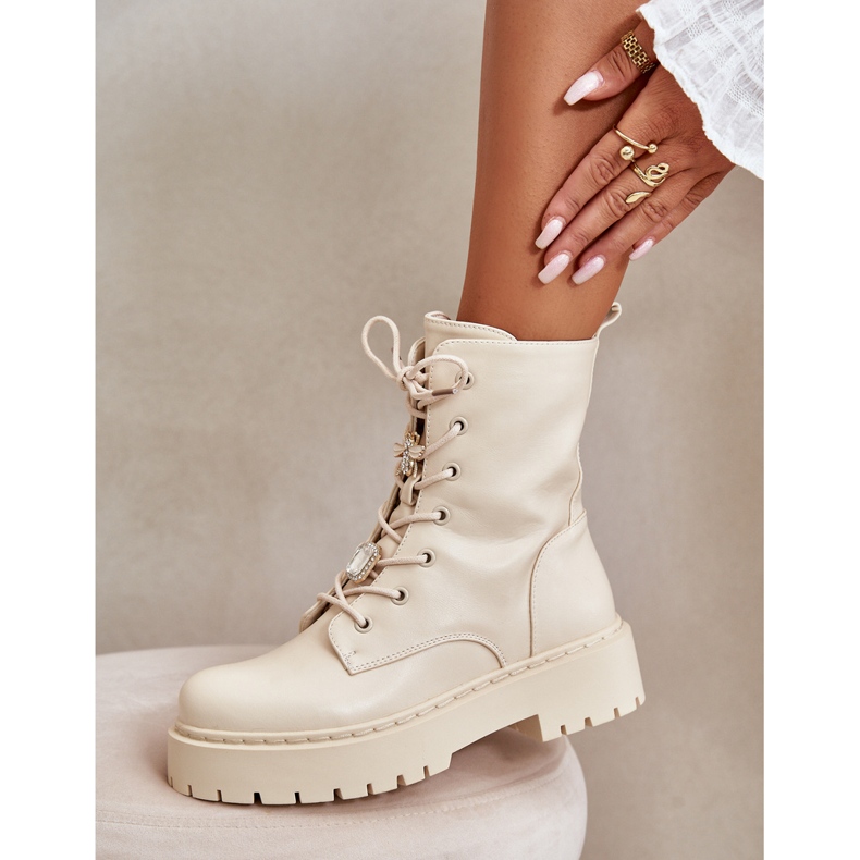 Isolerade kvinnors stövlar med beige stift 1