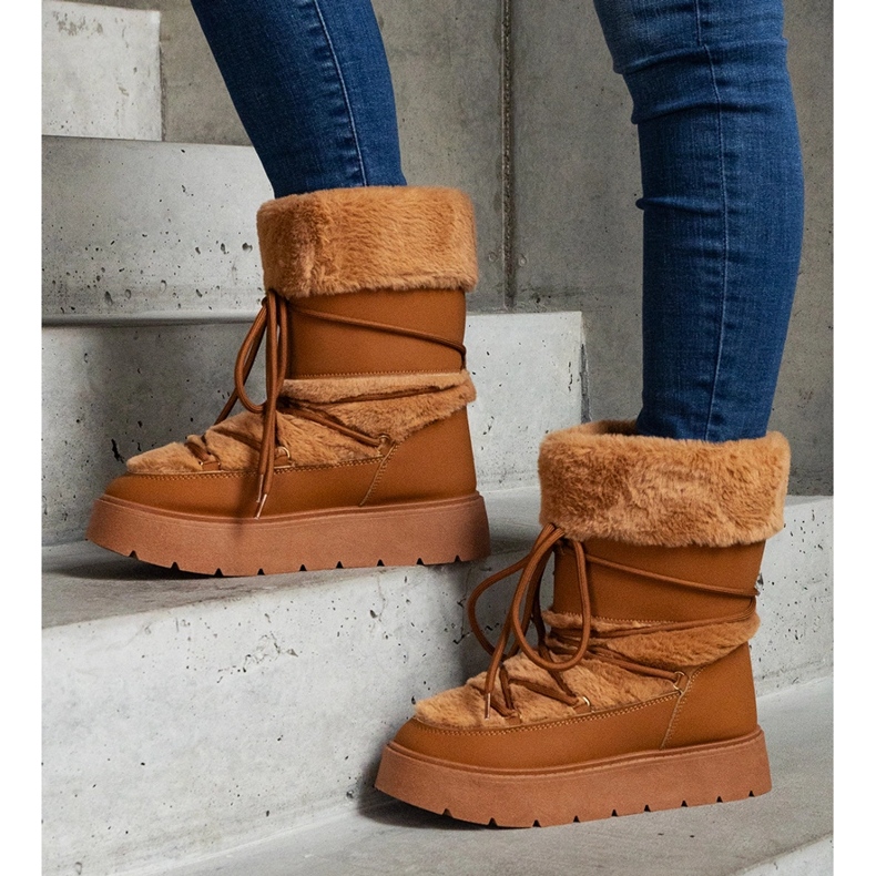 Bruna, isolerade, slip-on snöstövlar för kvinnor dekorerade med päls 1