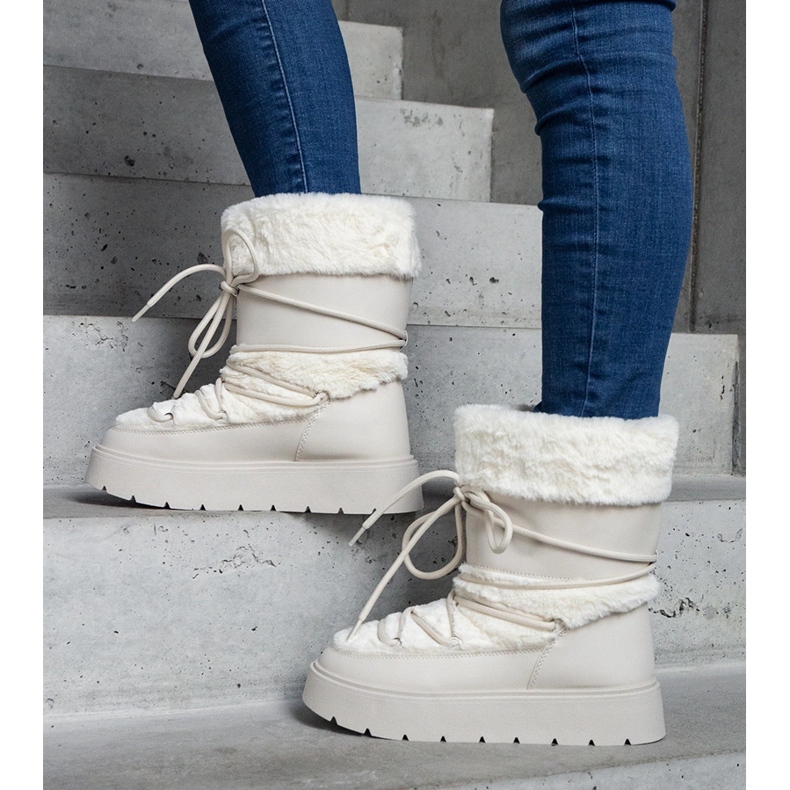 Ljusbeige isolerade slip-on snöstövlar för kvinnor dekorerade med päls 1