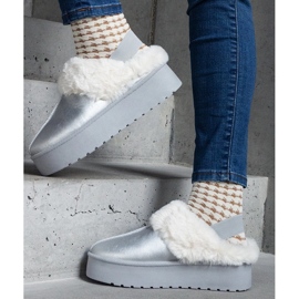 Silver platåtofflor dekorerade med päls med ett elastiskt band vid hälen 1