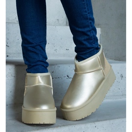 Gyllene låga snöstövlar på plattformen 2